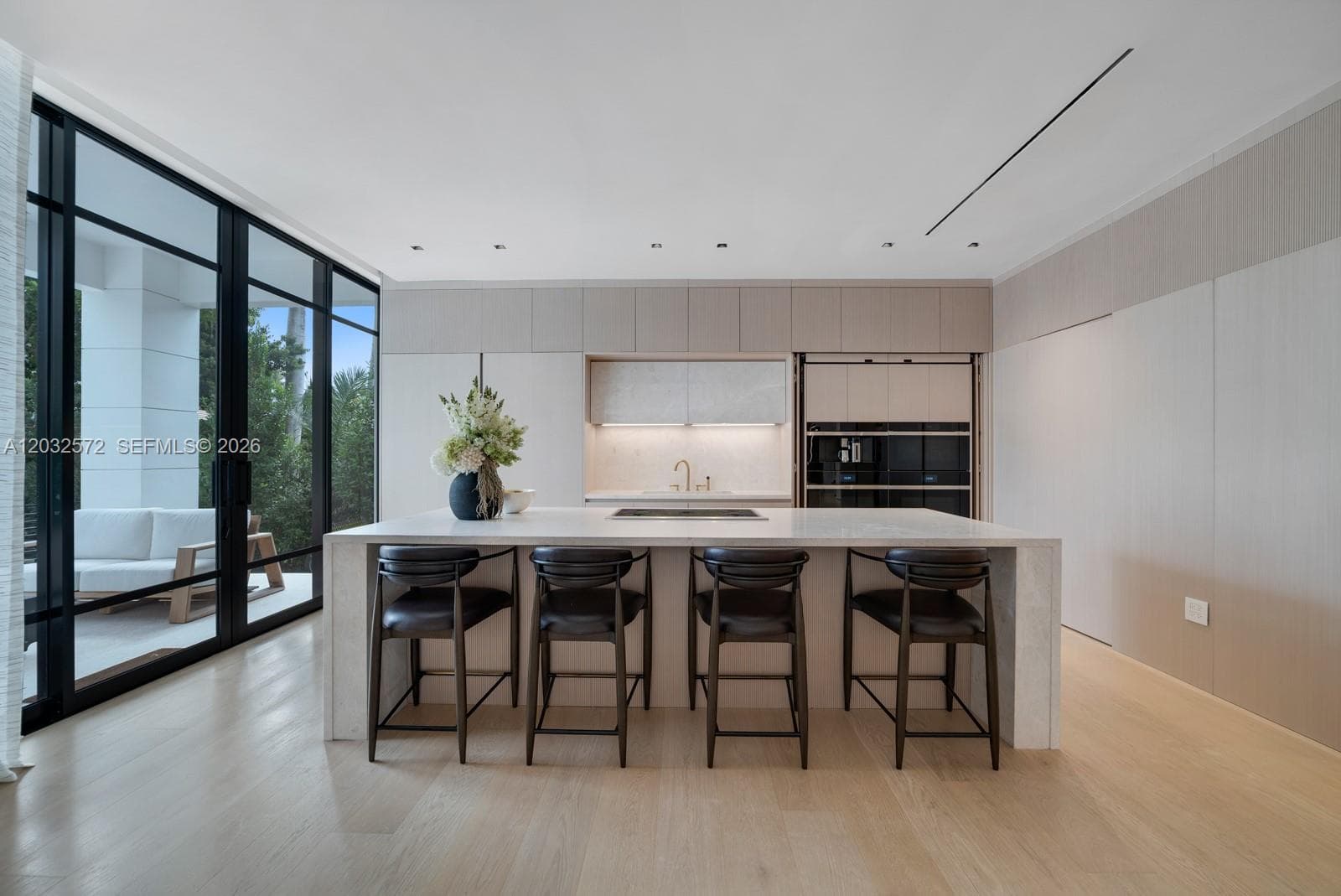 Lounga/wet bar