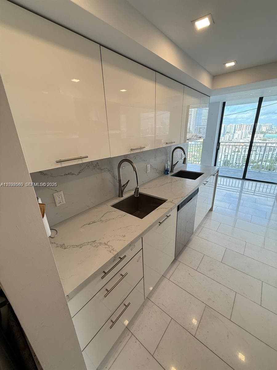 WINSTON TOWERS 600 CONDO · #2310 in Sunny Isles Beach - Photo 3