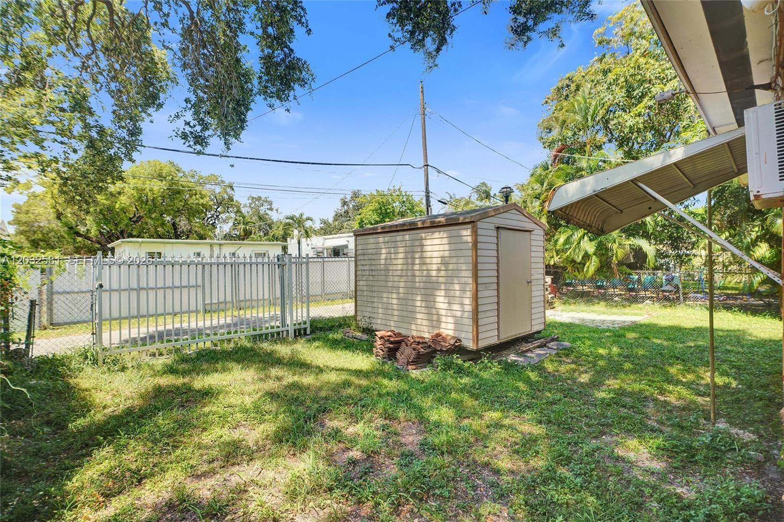 555 NW 46th St photo 14