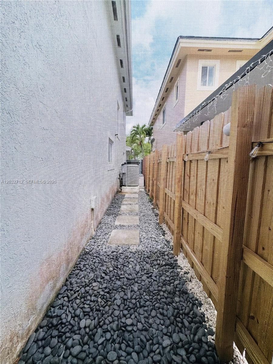 363 NE 35th Ter photo 32