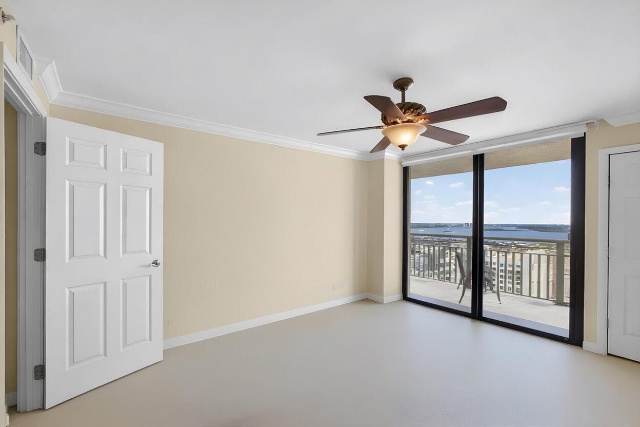 Bedroom w Balcony Access