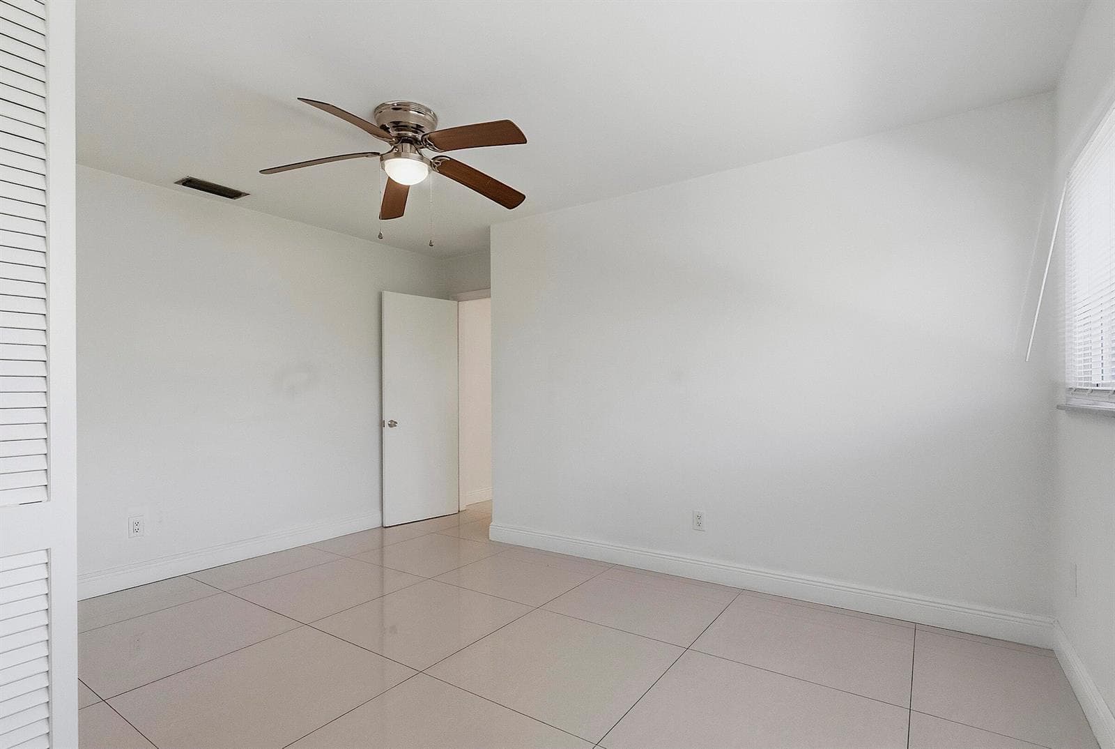 2910 NE 40th Ct - - 021