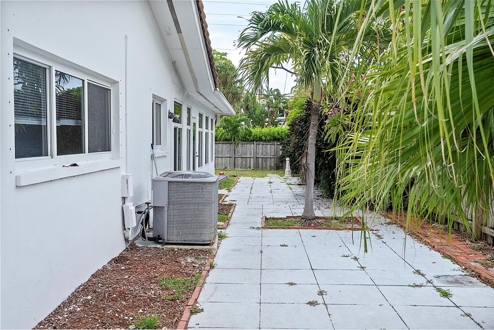 2910 NE 40th Ct - - 048