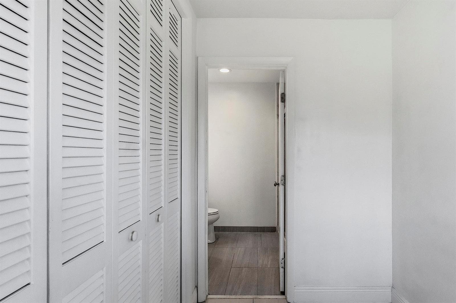 2910 NE 40th Ct - - 030