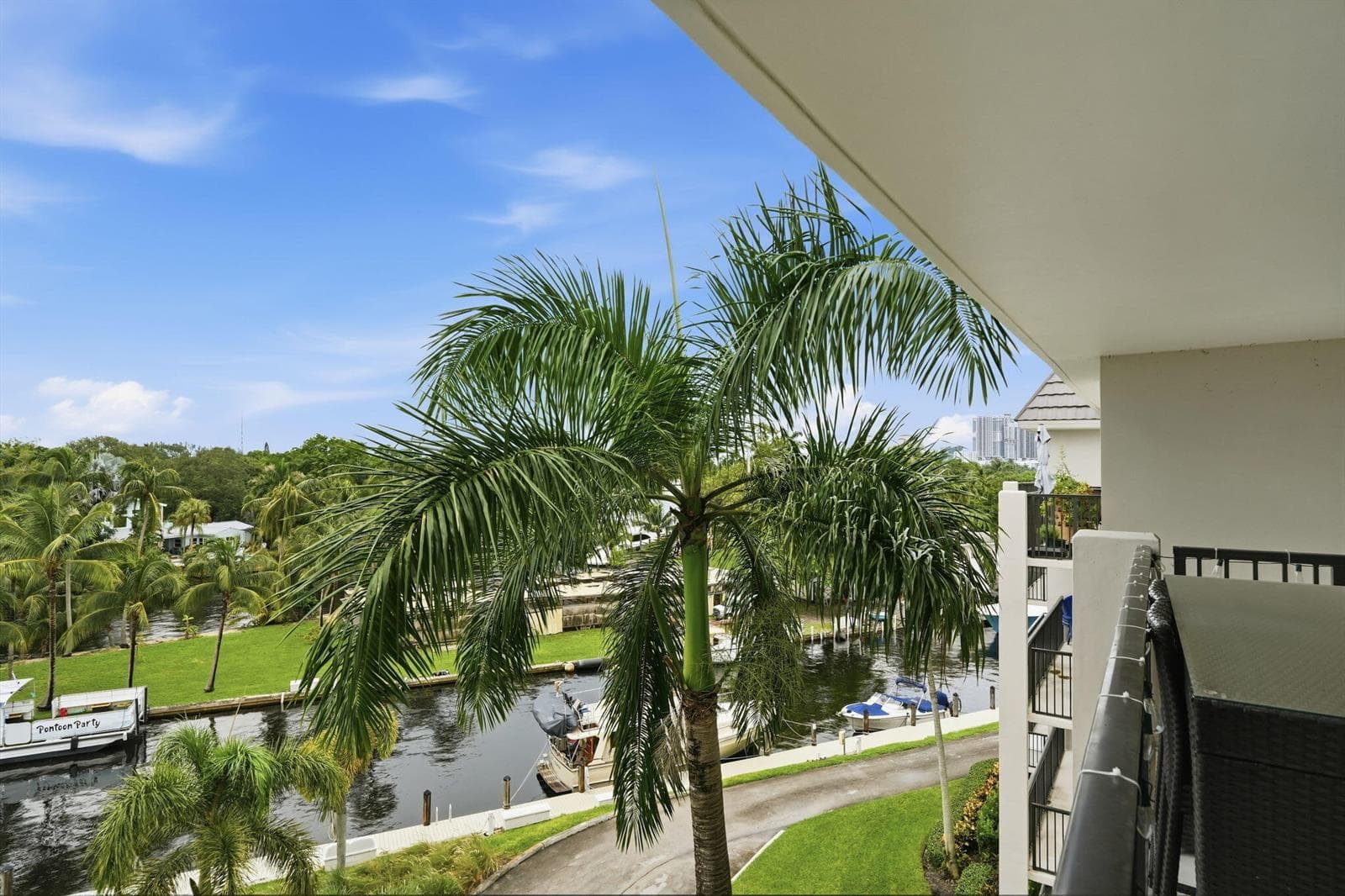 17-web-or-mls-1301_River_Reach_Drive_Uni