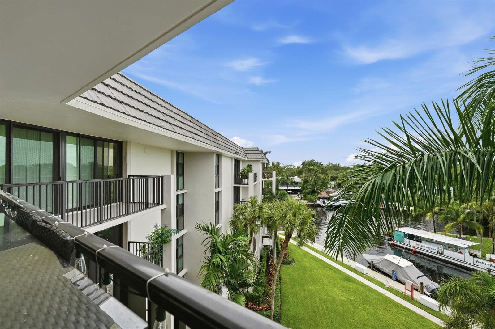 19-web-or-mls-1301_River_Reach_Drive_Uni