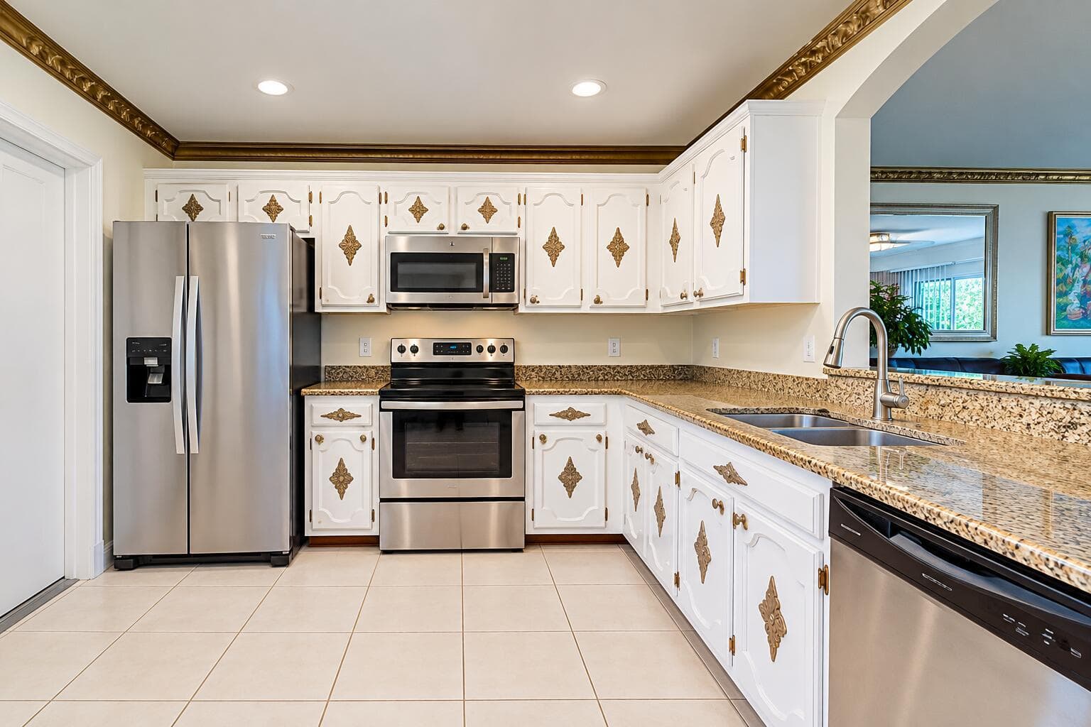 Bright Traditional White U-Shaped Kitche