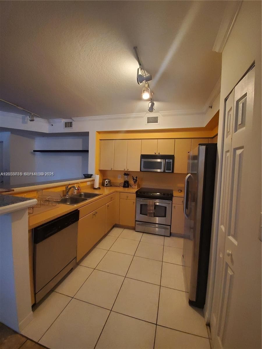 GABLES COURT CONDO · #203 in Miami - Photo 6