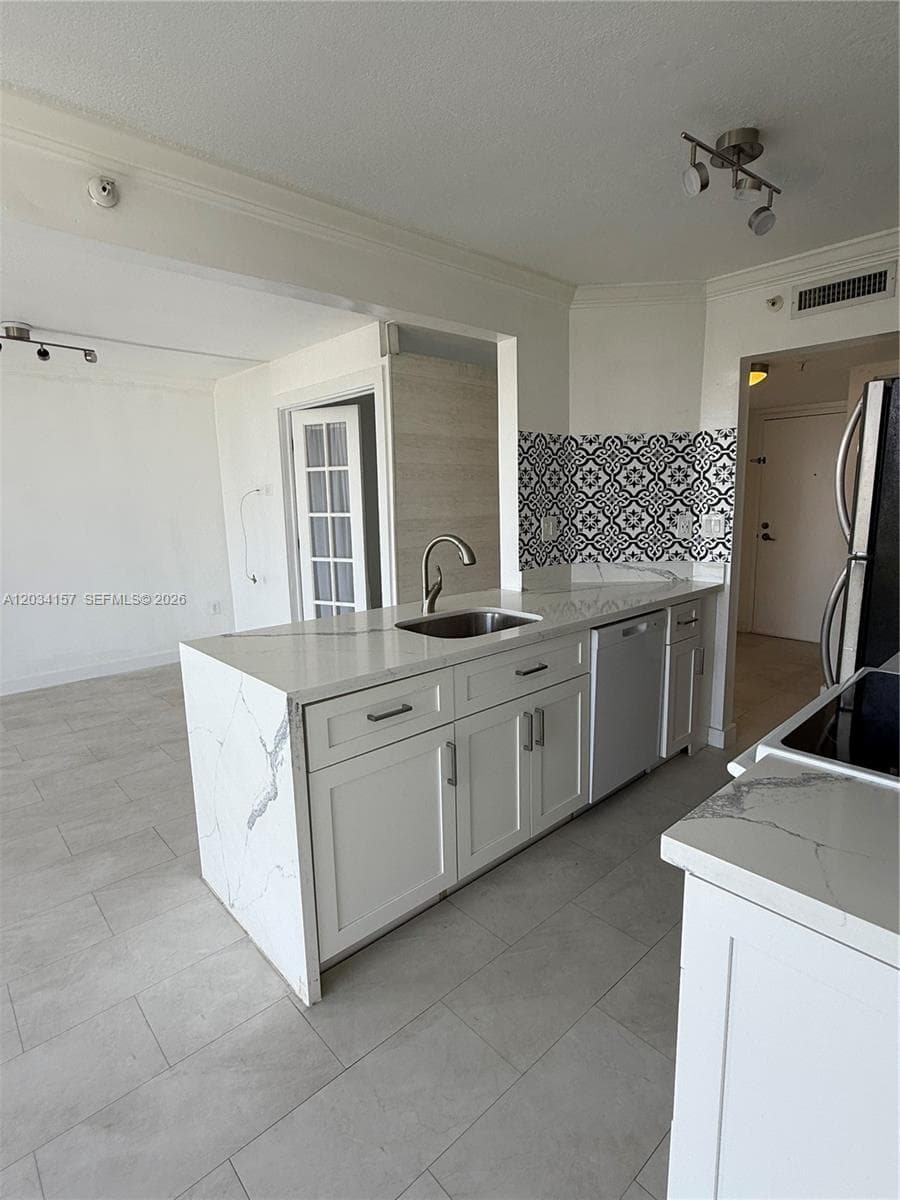 WEST BAY PLAZA CONDO · #706 in Miami Beach - Photo 2