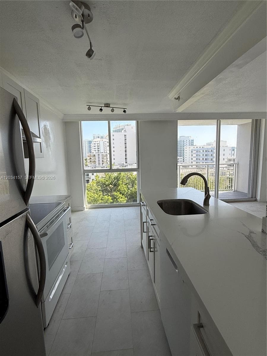 WEST BAY PLAZA CONDO · #706 in Miami Beach - Photo 3