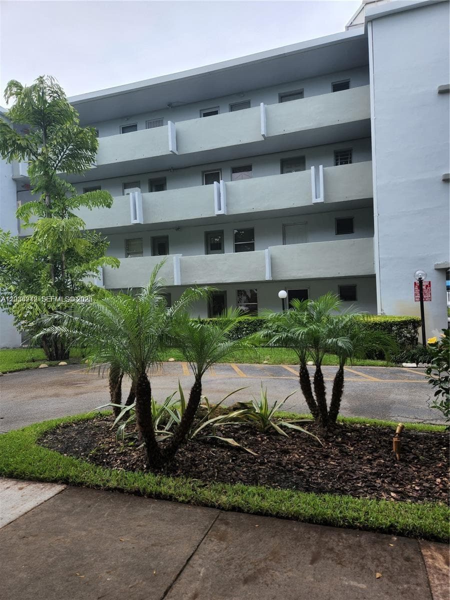 ROLLING GREEN CONDO E · #E415 in Miami - Photo 1