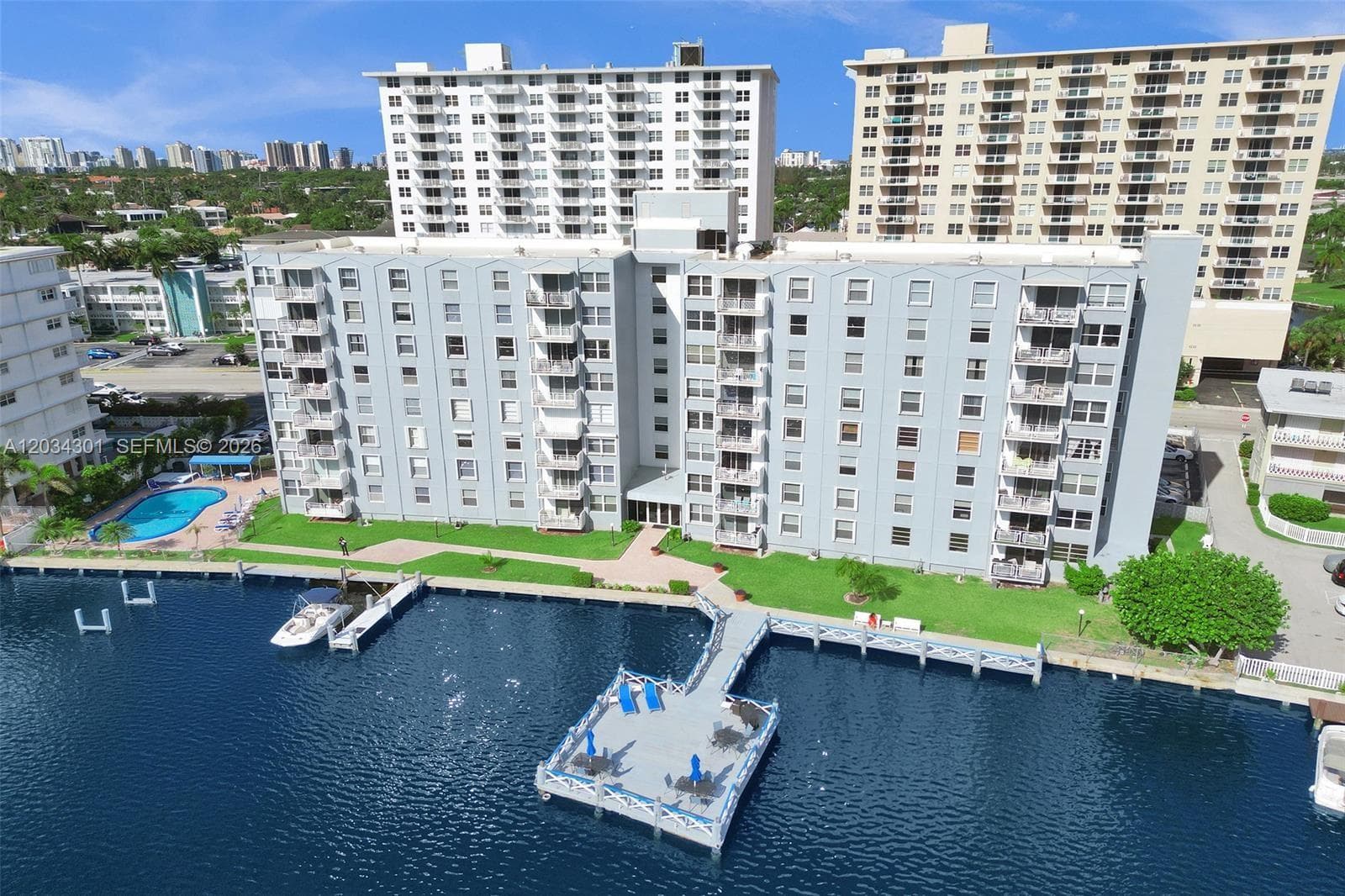 GOLDEN ISLES YATCH CLUB · #705 in Hallandale Beach - Photo 4