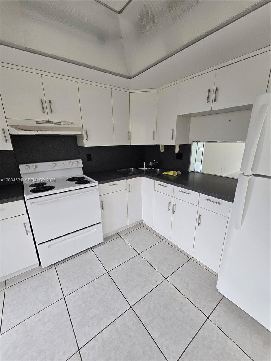 IRVINGTON GARDENS CONDO · #414 in Hallandale Beach - Photo 6