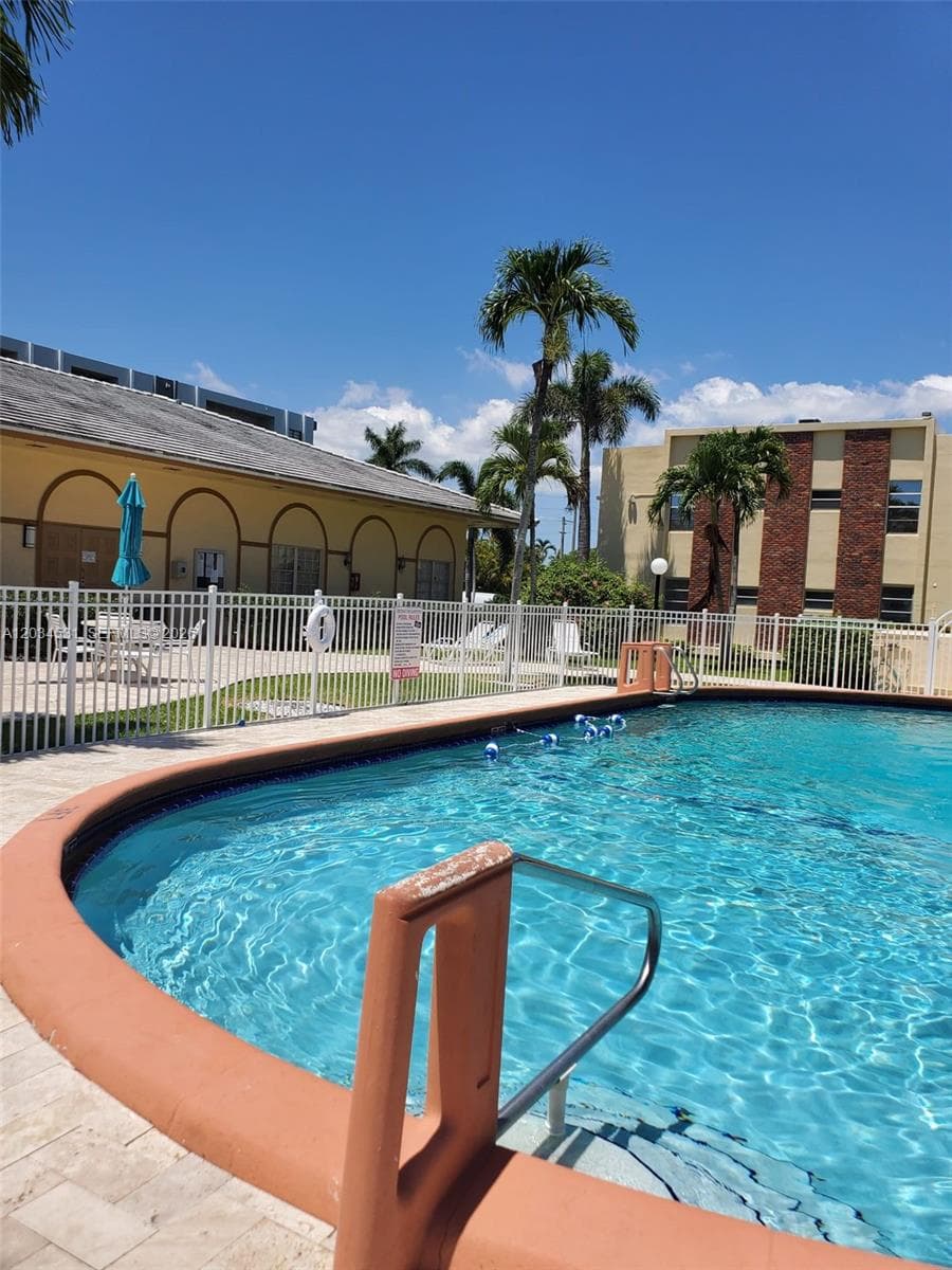IRVINGTON GARDENS CONDO · #414 in Hallandale Beach - Photo 4