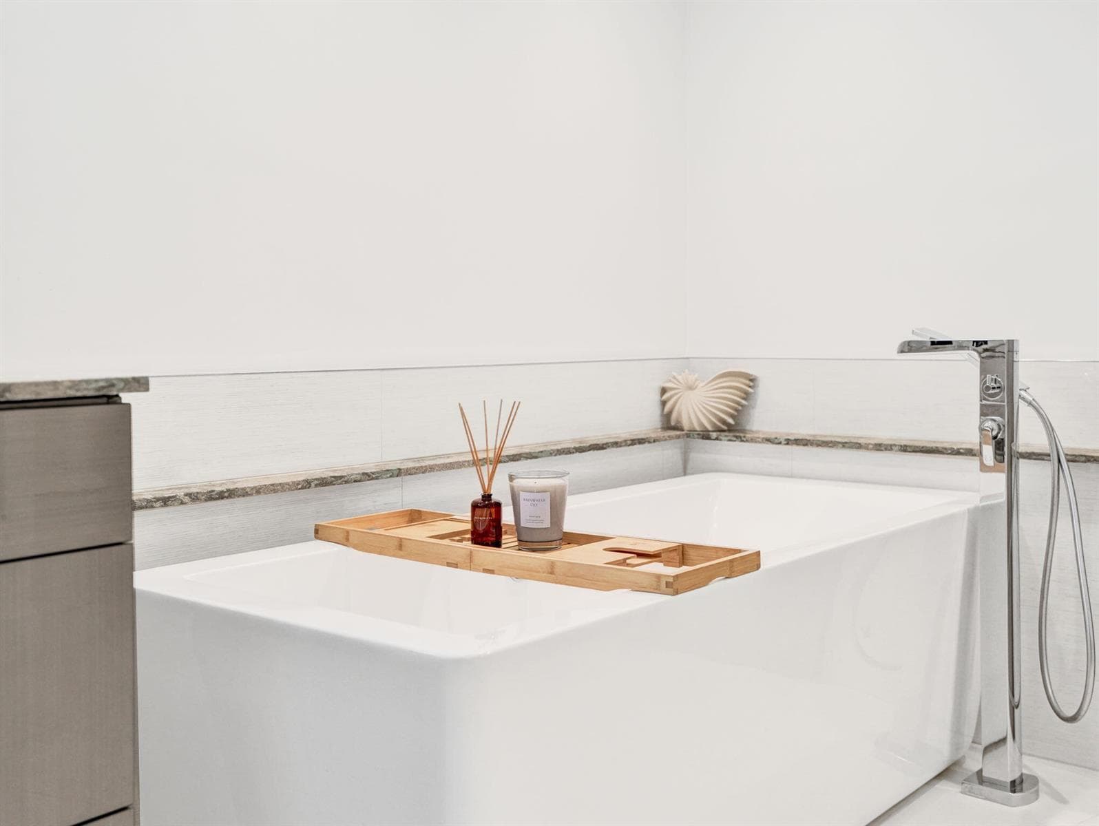 41_Primary-Bath-Tub
