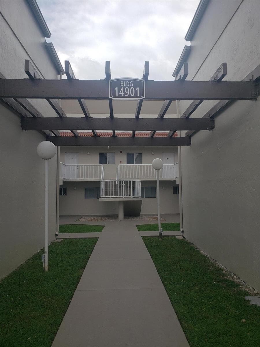 #10 KENDALL WALKWAY 2