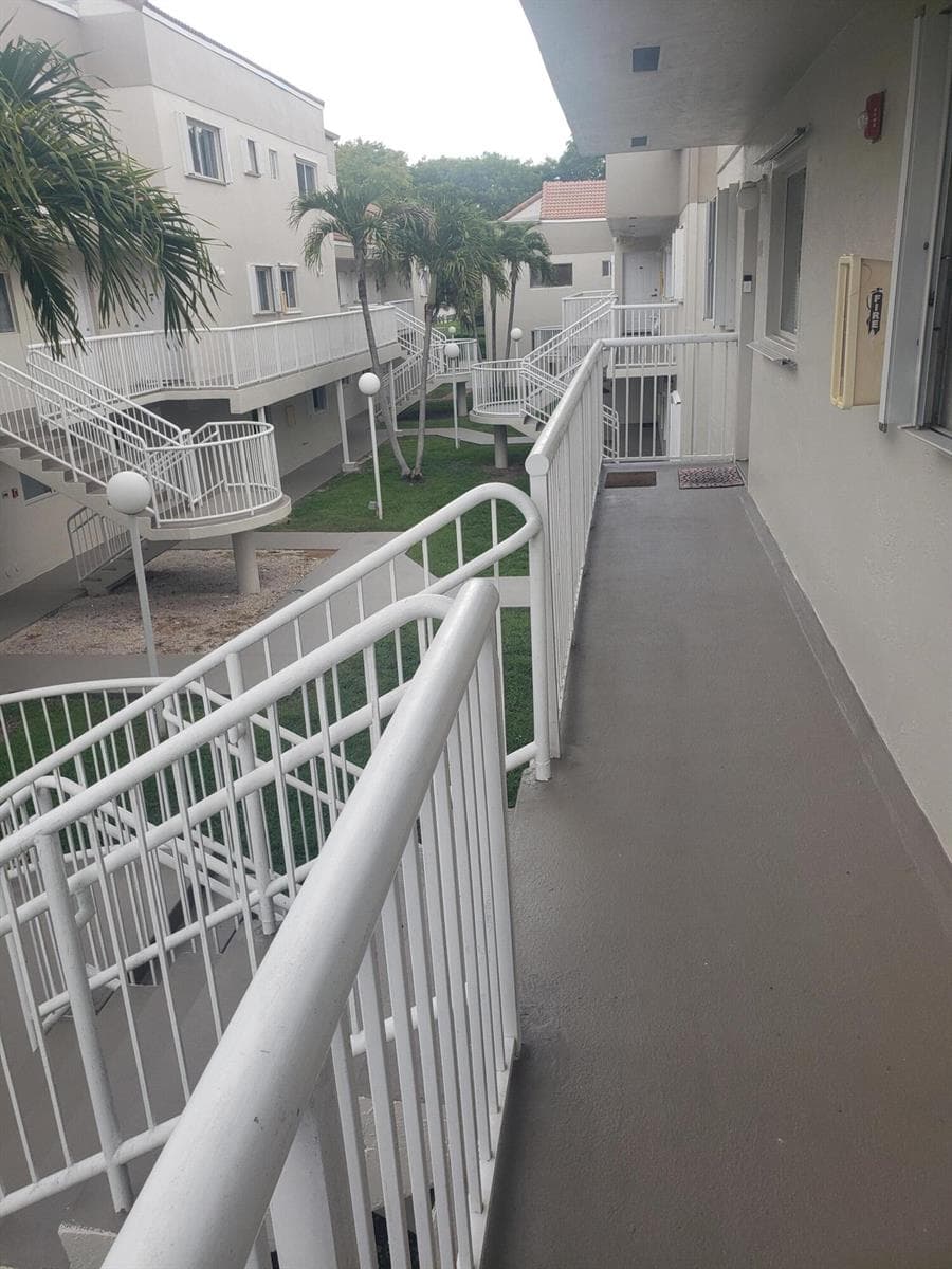 #6 KENDALL OUTSIDE WALKWAY