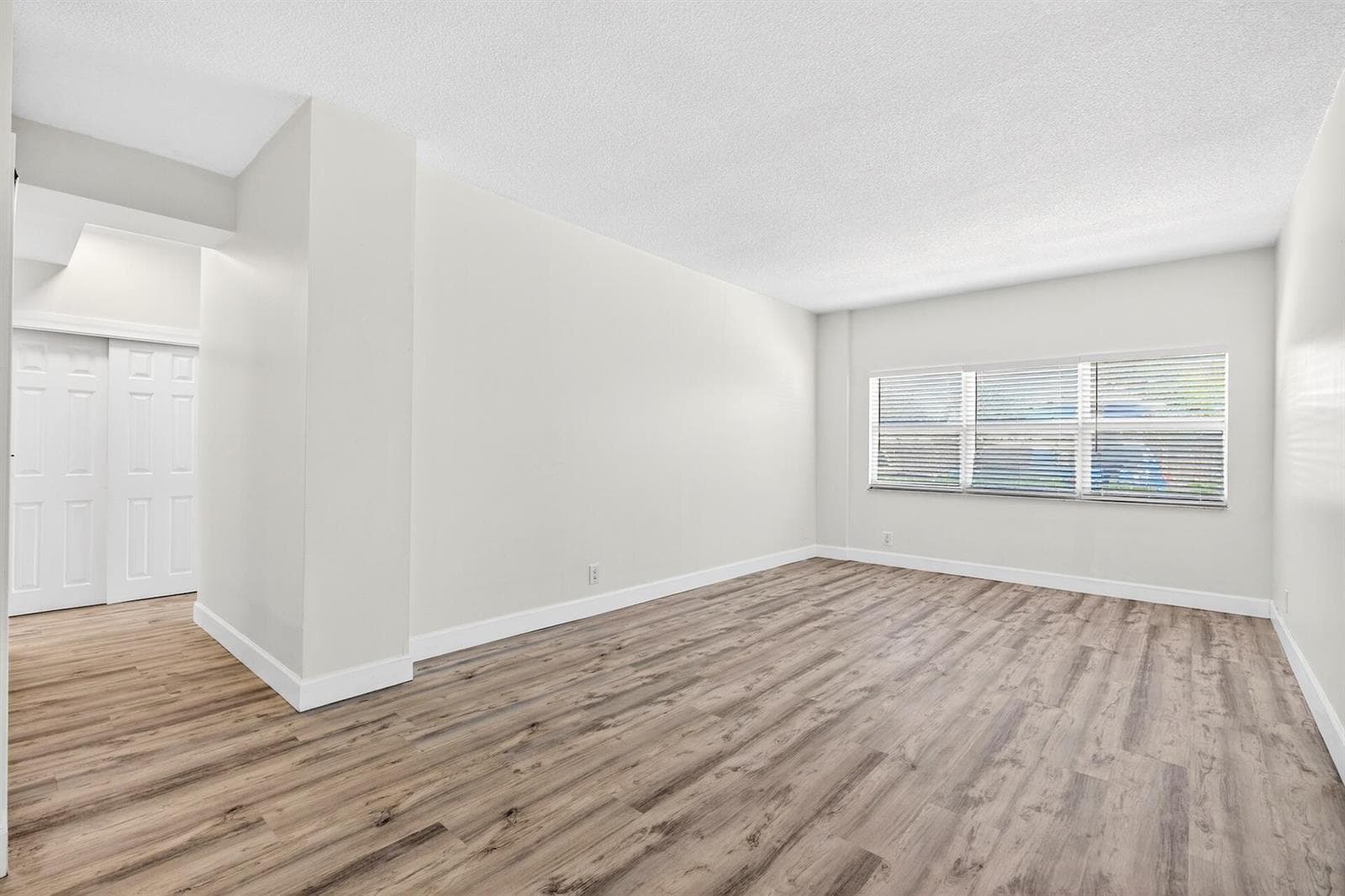 Horizon 104 LIVING AREA-8