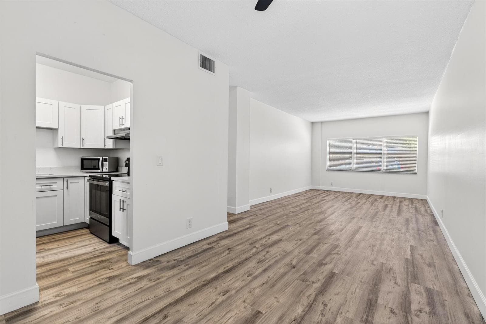 Horizon 104 LIVING AREA-9