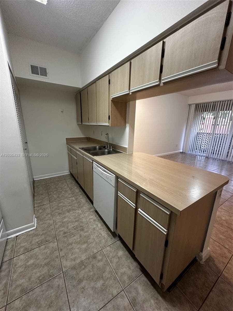 LA HACIENDA COUNTRY CLUB · #K in Hialeah - Photo 3
