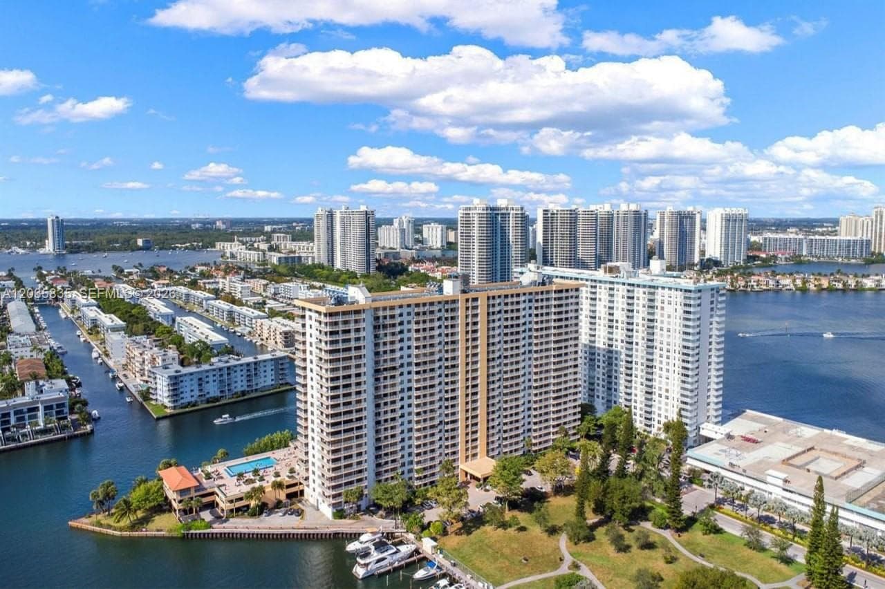 WINSTON TOWERS 700 CONDO · #414 in Sunny Isles Beach - Photo 2