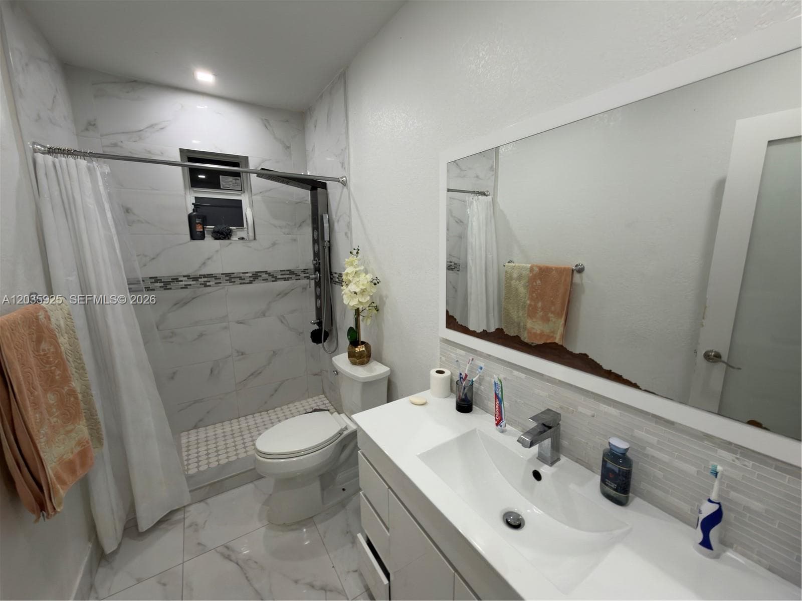 224 E 42nd St photo 33