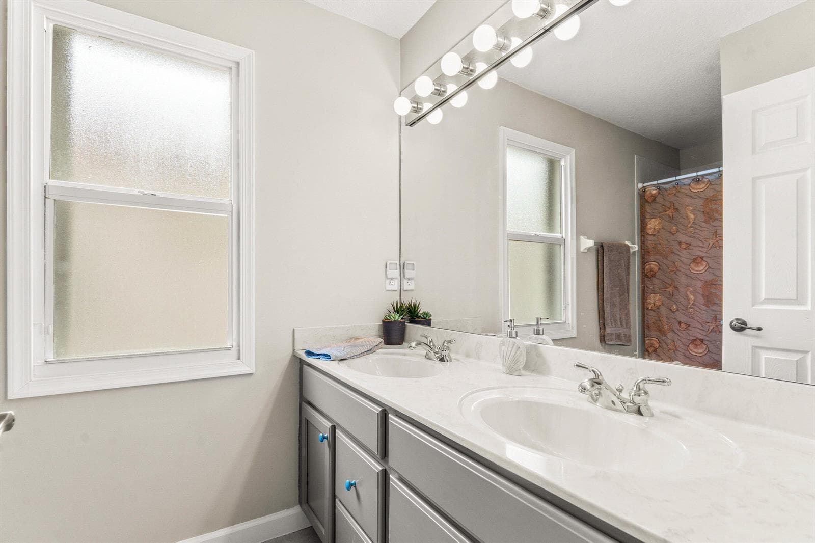 Upstairs Bathroom ~ 8215 Calterra Dr