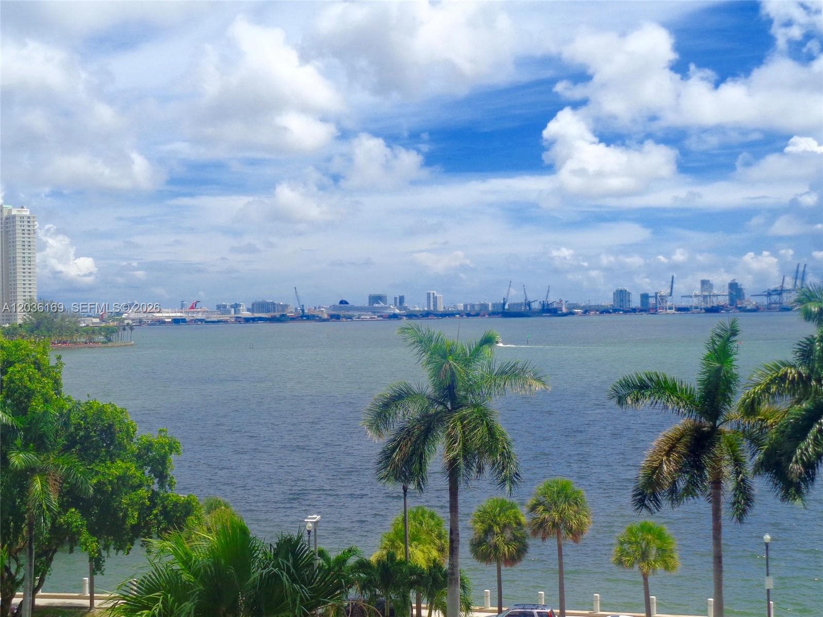 Brickell Bay Tower Condo · #613 in Miami - Photo 3