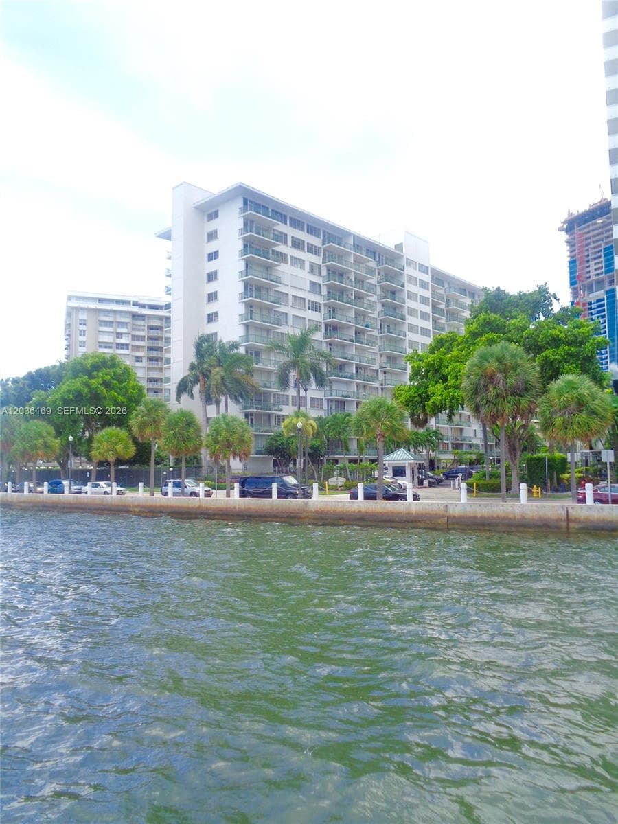 Brickell Bay Tower Condo · #613 in Miami - Photo 1