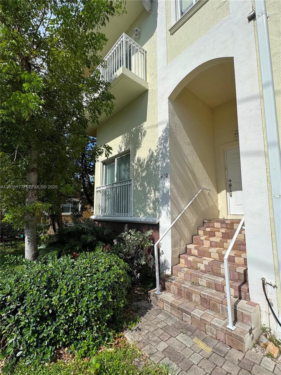 820 N 17th Ave photo 2