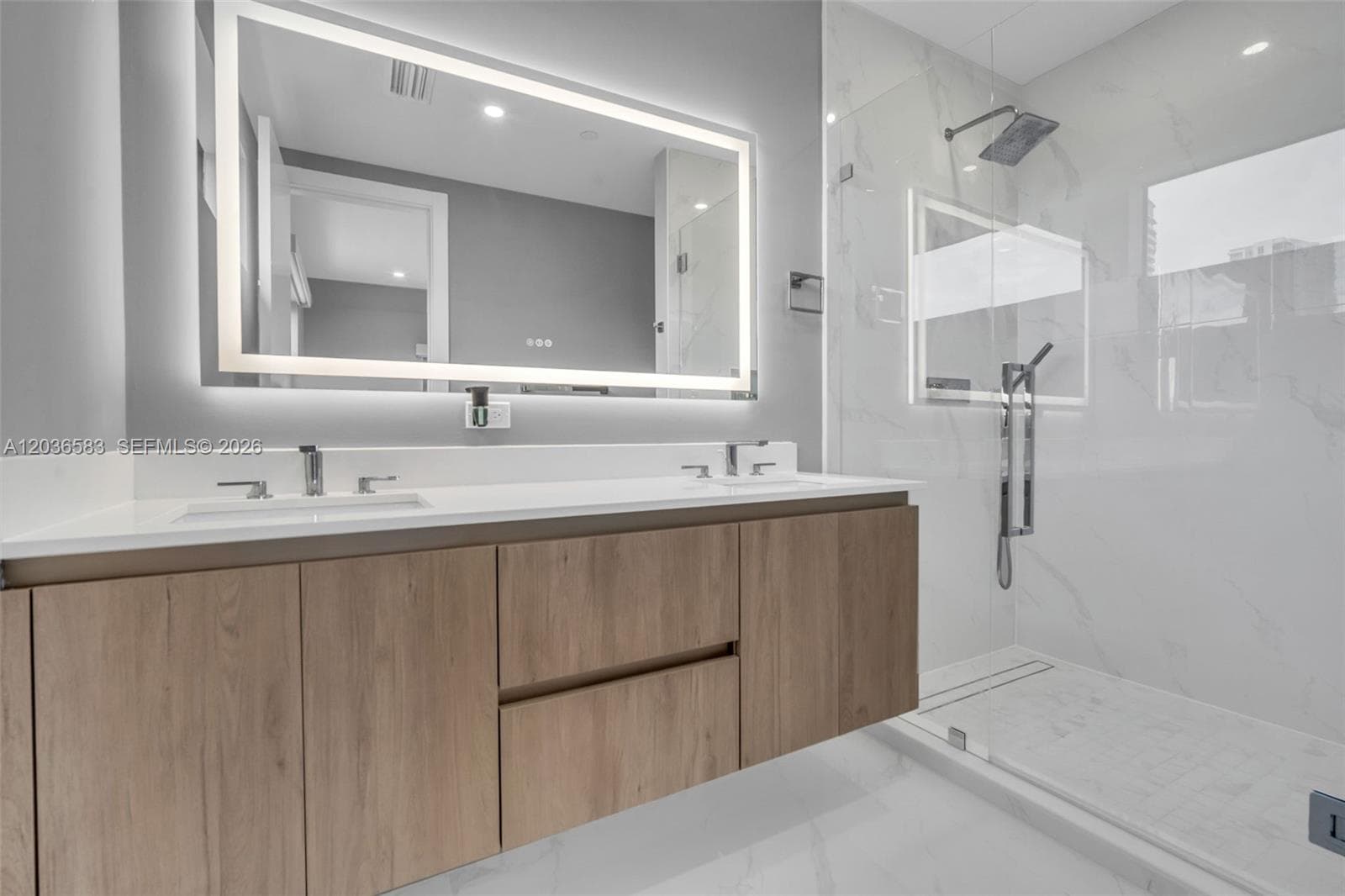 820 NE 2nd St #1 photo 2