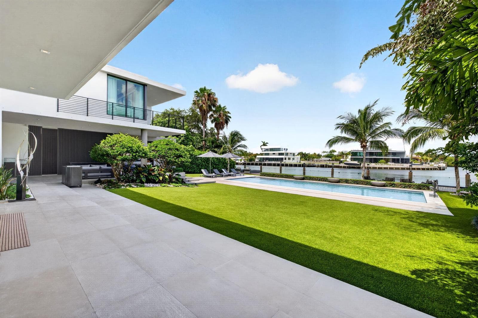 119 - Waterfront Lawn & Poolside River V