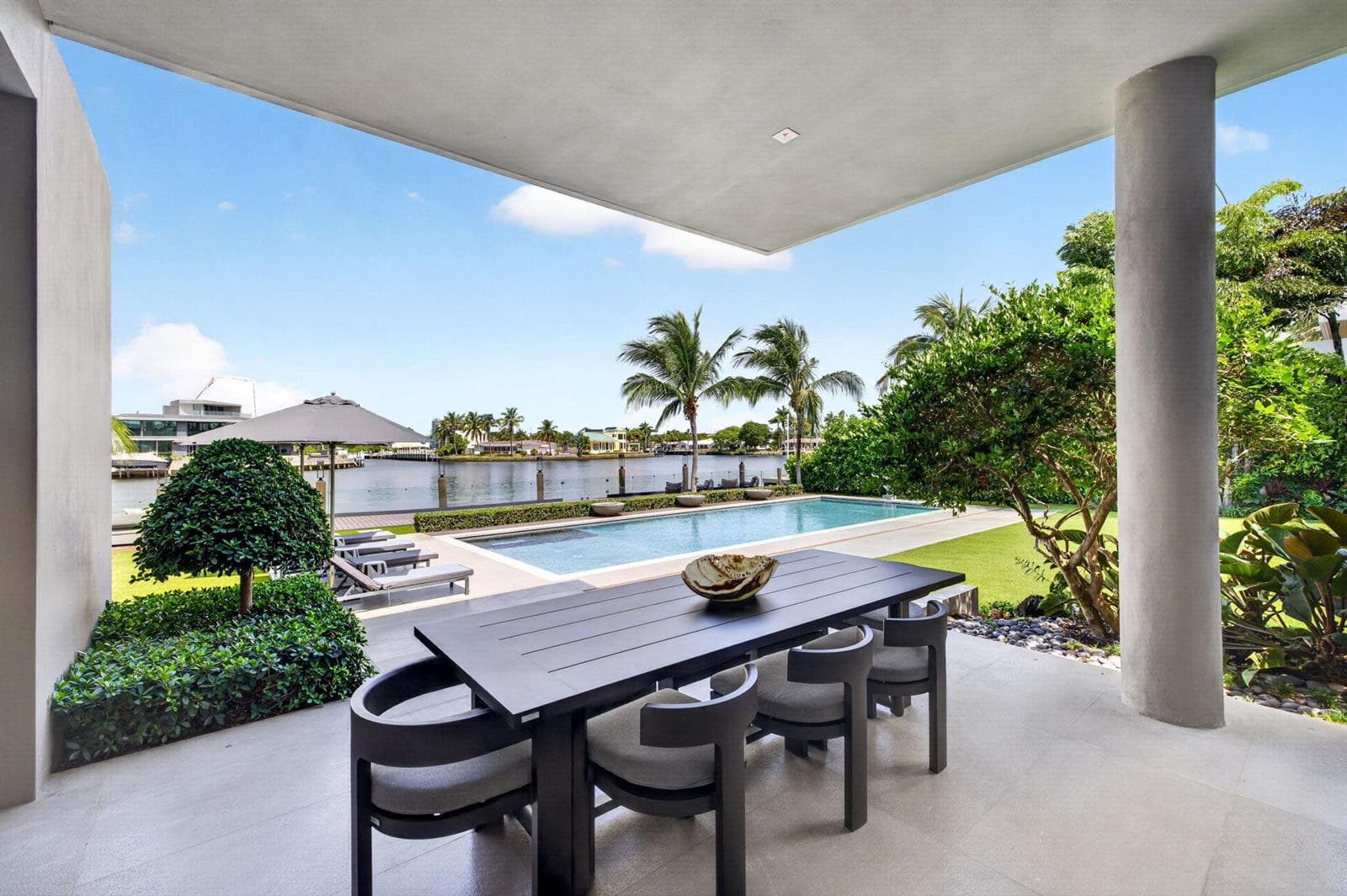 098 - Covered Outdoor Dining Terrace