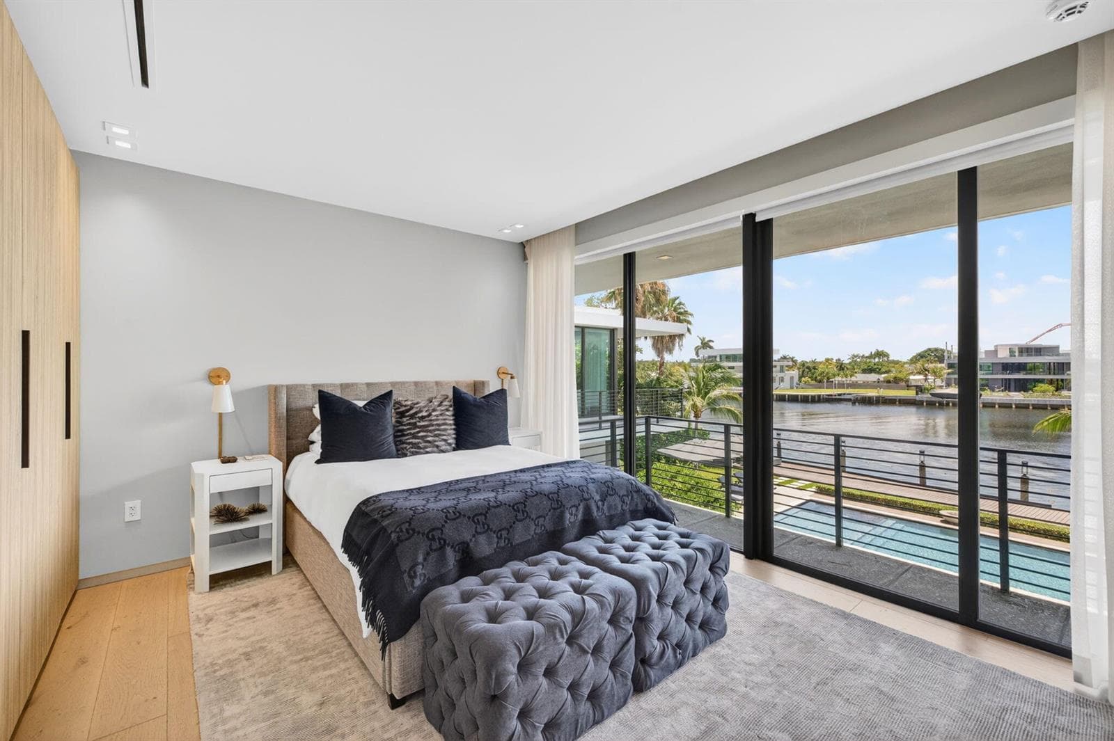 070 - Guest Suite with Waterfront Balcon