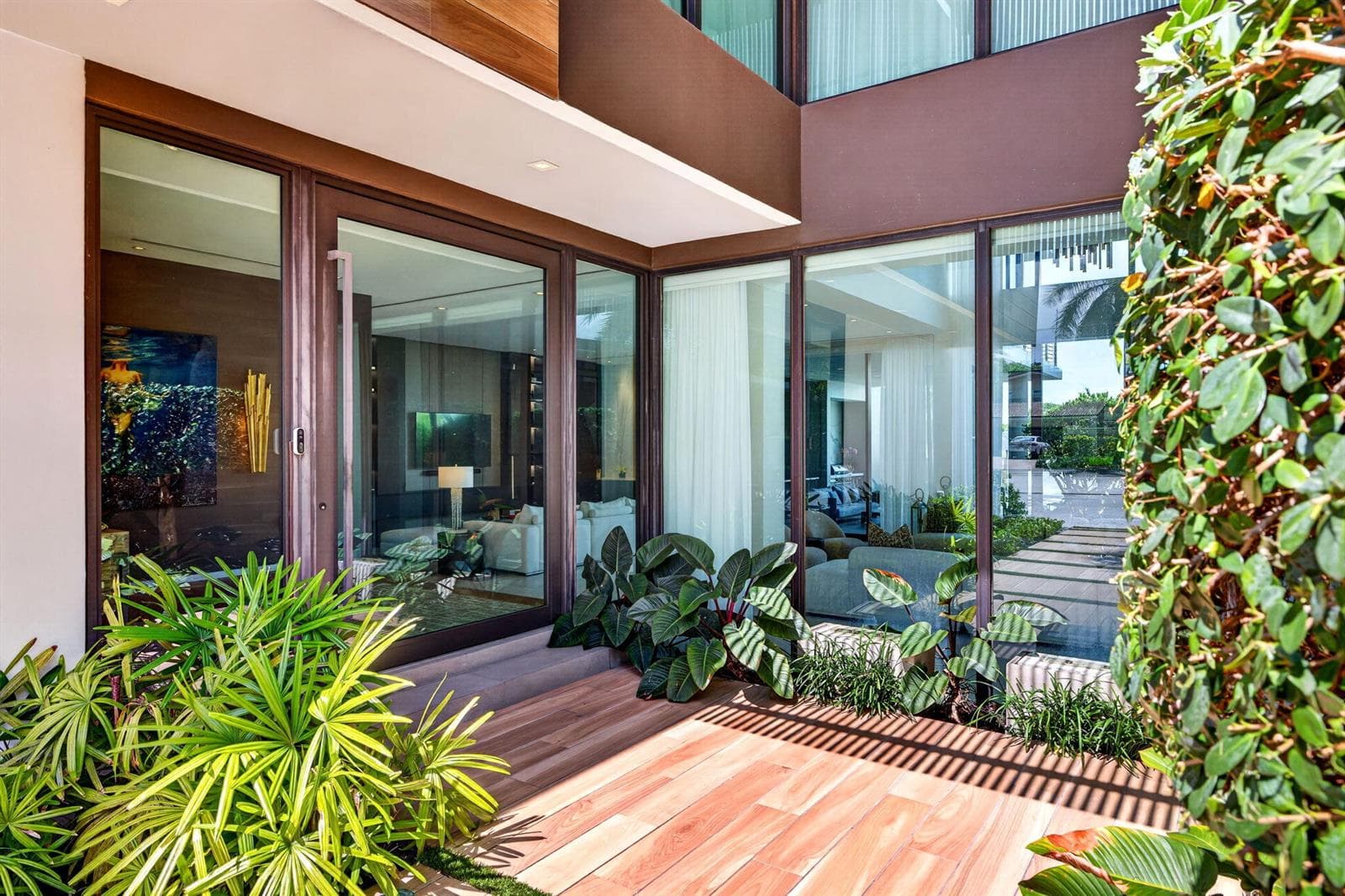 007 - Private Courtyard Entry