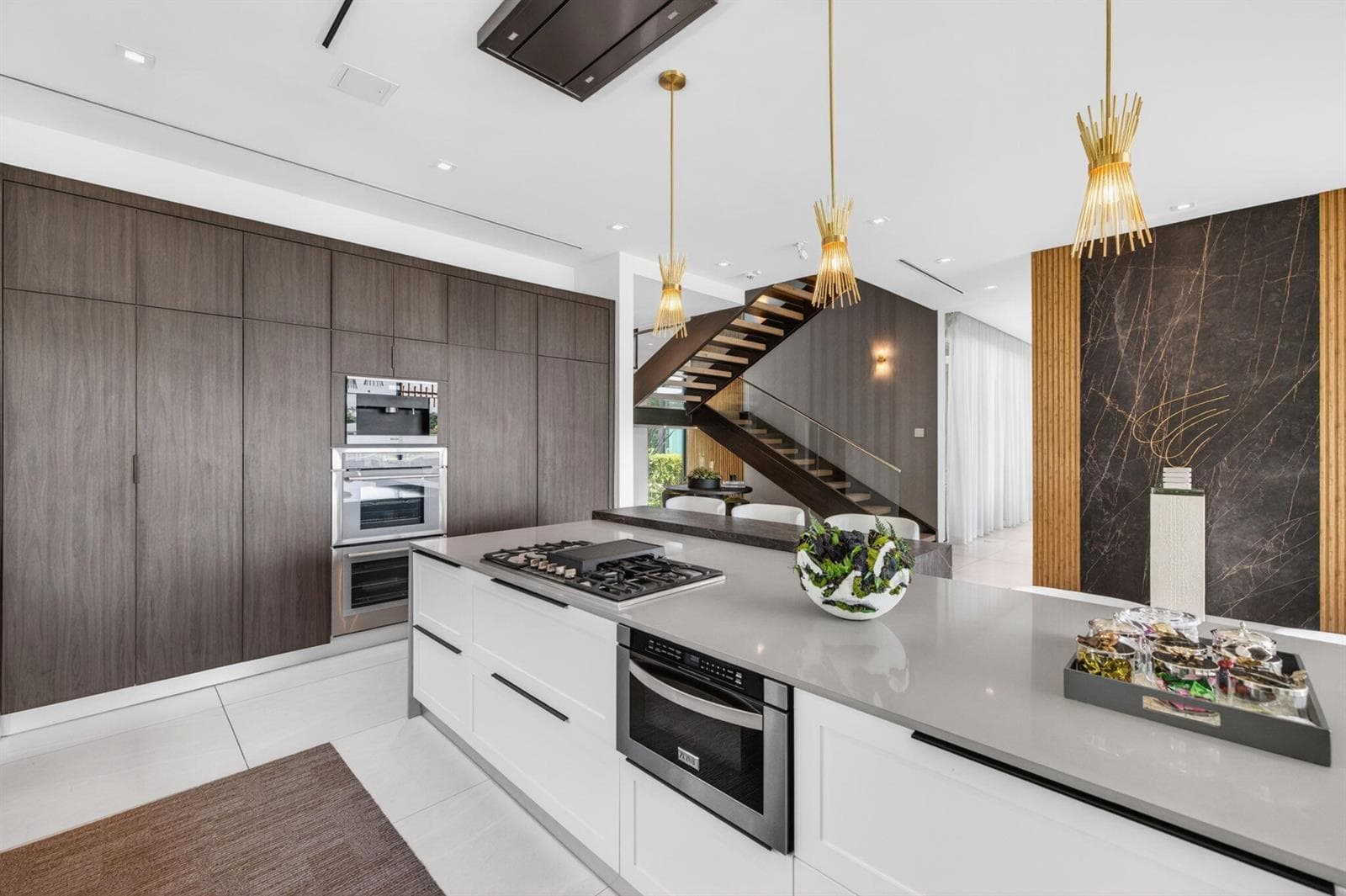 032 - Kitchen, Range Wall & Floating Sta