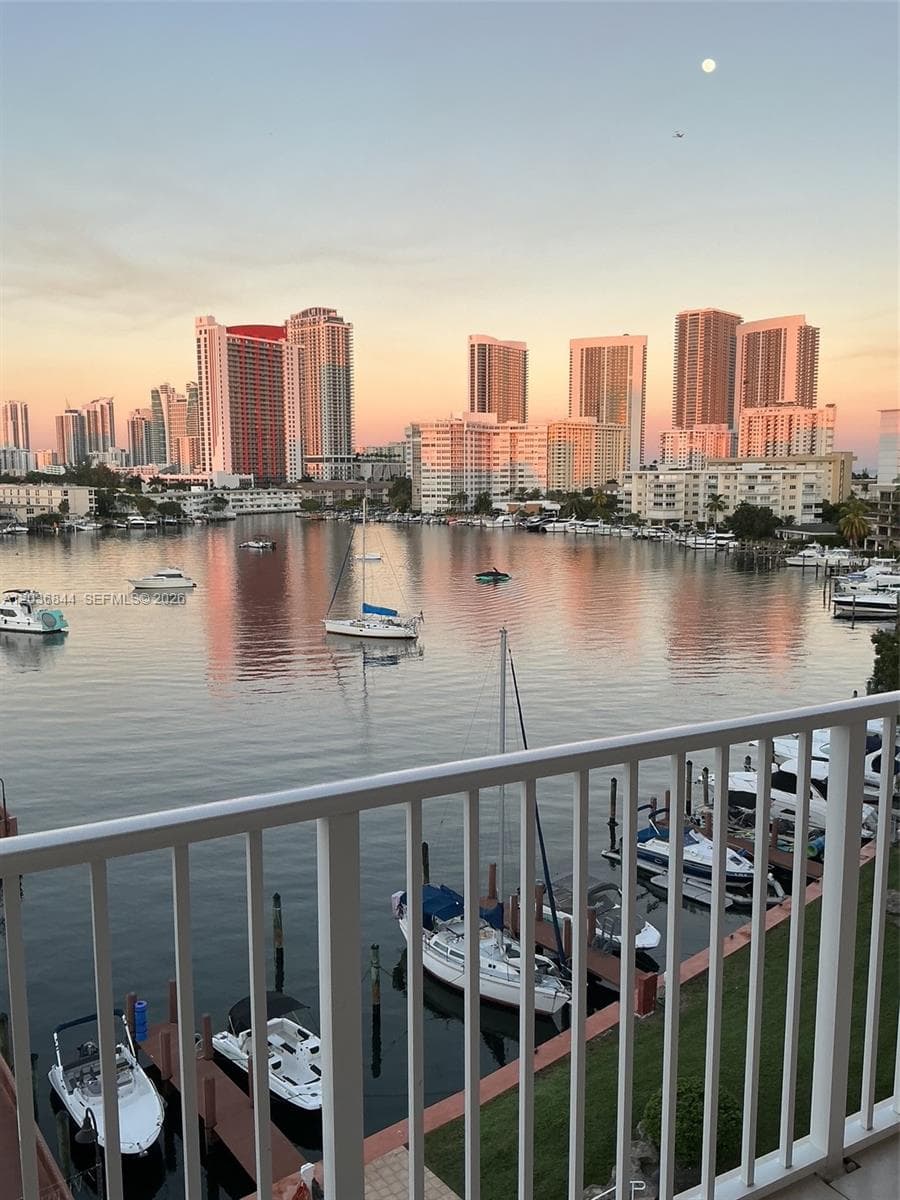 PARK LAYNE TOWERS CONDO · #55 in Hallandale Beach - Photo 3