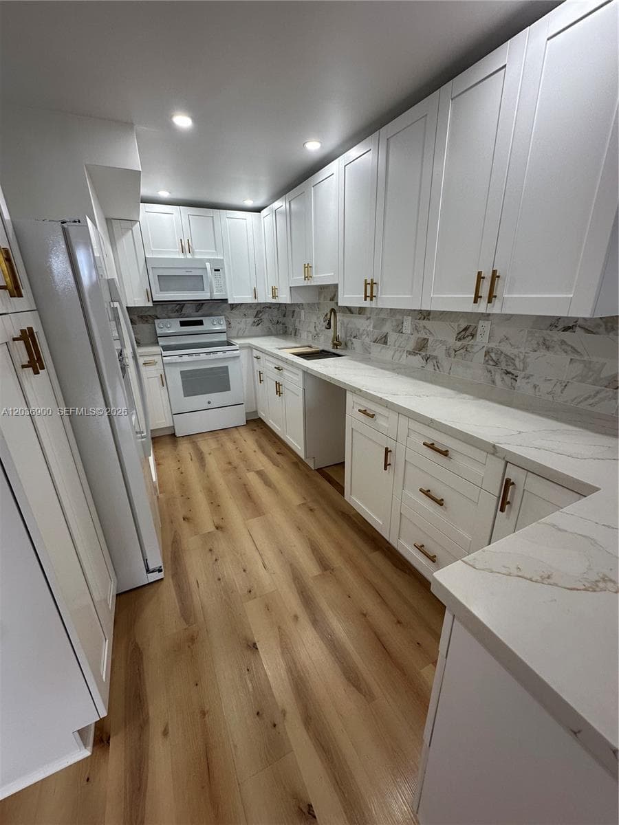 SAMARI LAKE EAST CONDO · #1158 in Hialeah Gardens - Photo 1