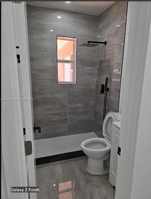 BATHROOM 2  -serves Bed 2 & 3-