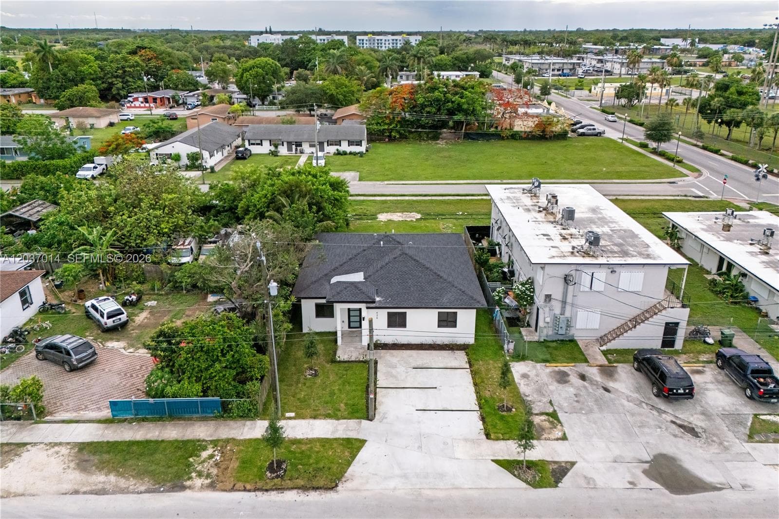 426 SW 9th Ave photo 1