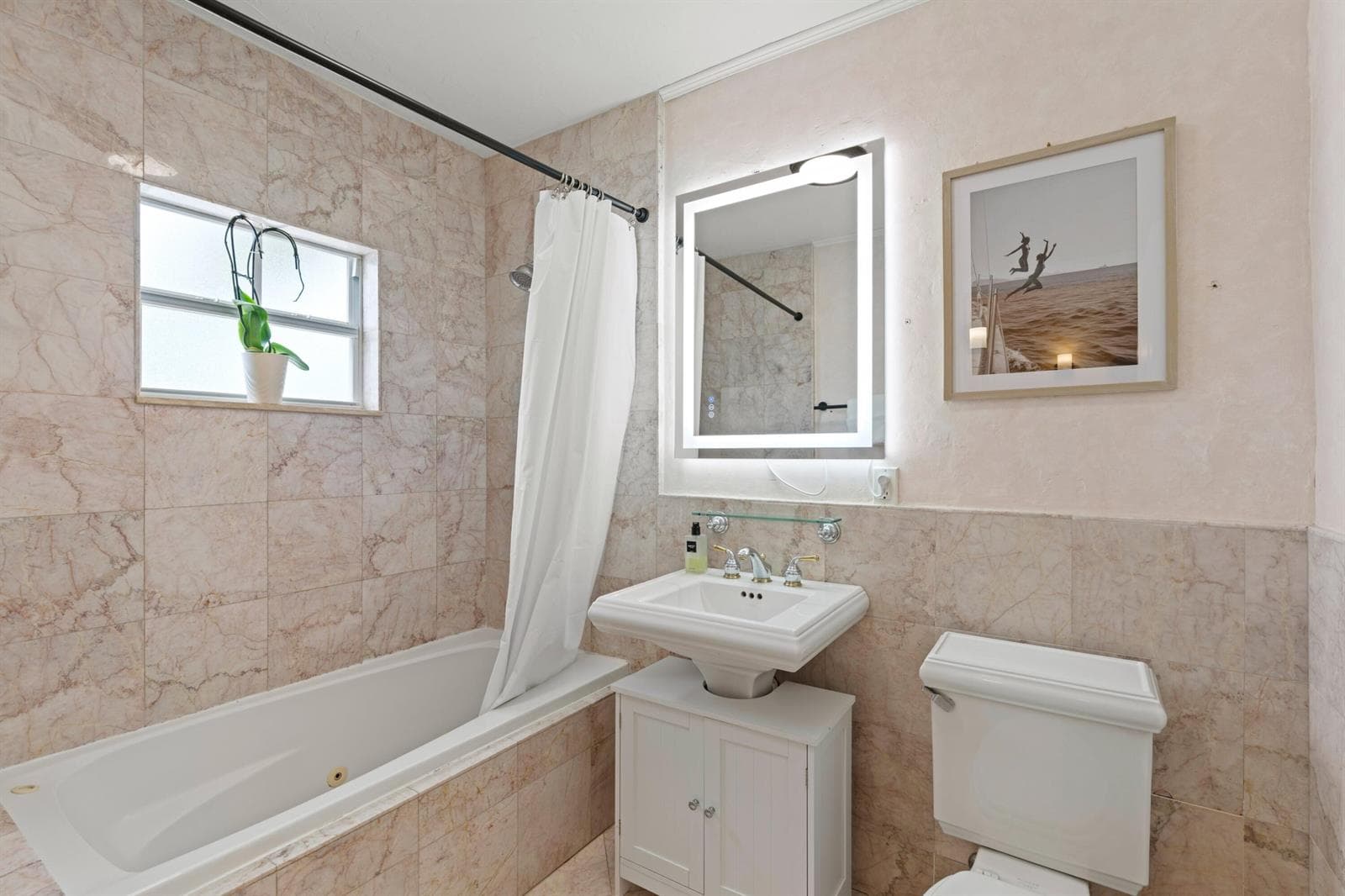 16 - Guest Bathroom (Upstairs)