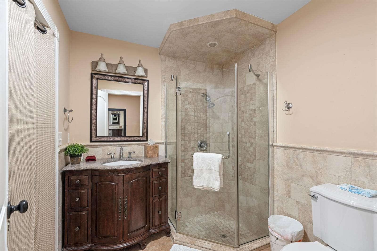 11 - Guest Bathroom (Downstairs)