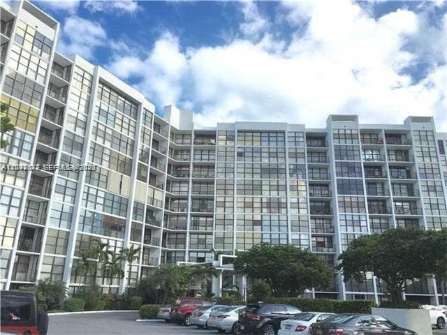 OCEANVIEW PARK CONDO · #1018 in Hallandale Beach - Photo 2