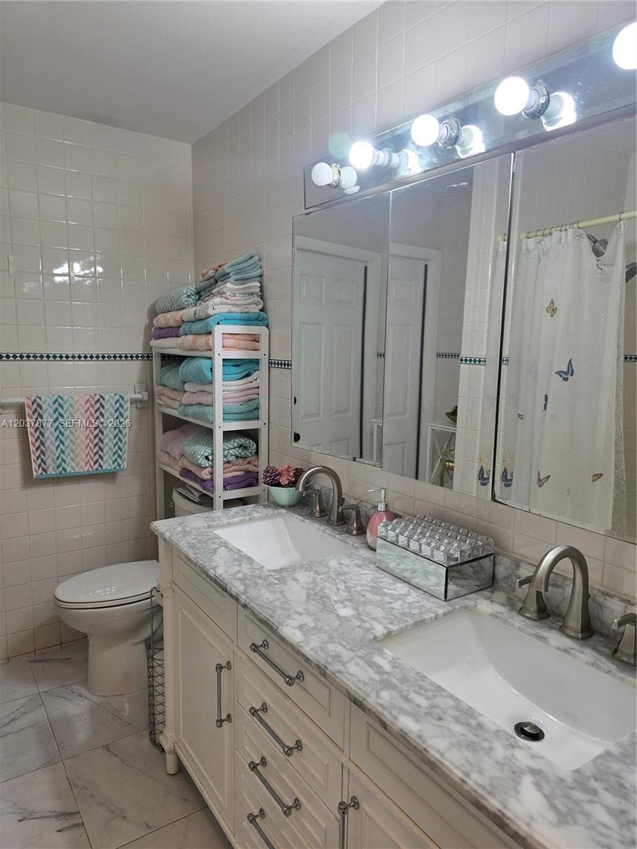 The Hallway bathroom for the 3 secondary bedrooms.