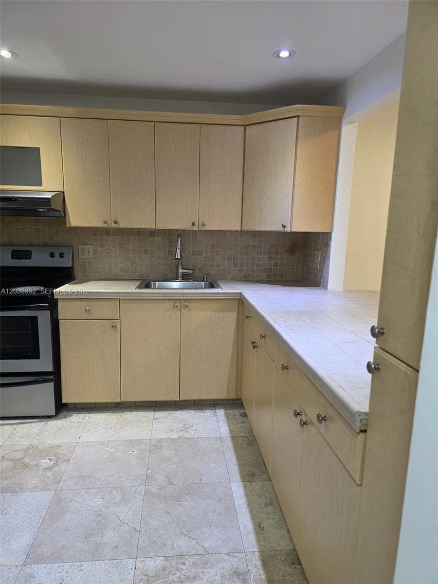 IMPERIAL TOWERS CONDO · #18 in Hallandale Beach - Photo 14