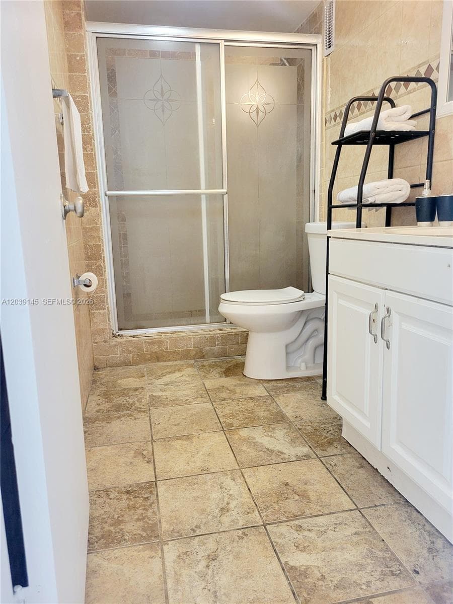 WILSHIRE CONDO · #720E in Miami - Photo 9