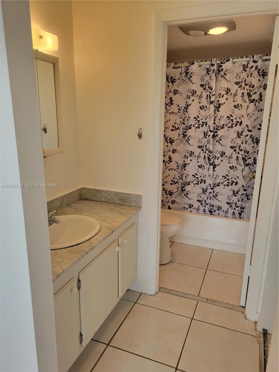 WILSHIRE CONDO · #720E in Miami - Photo 8