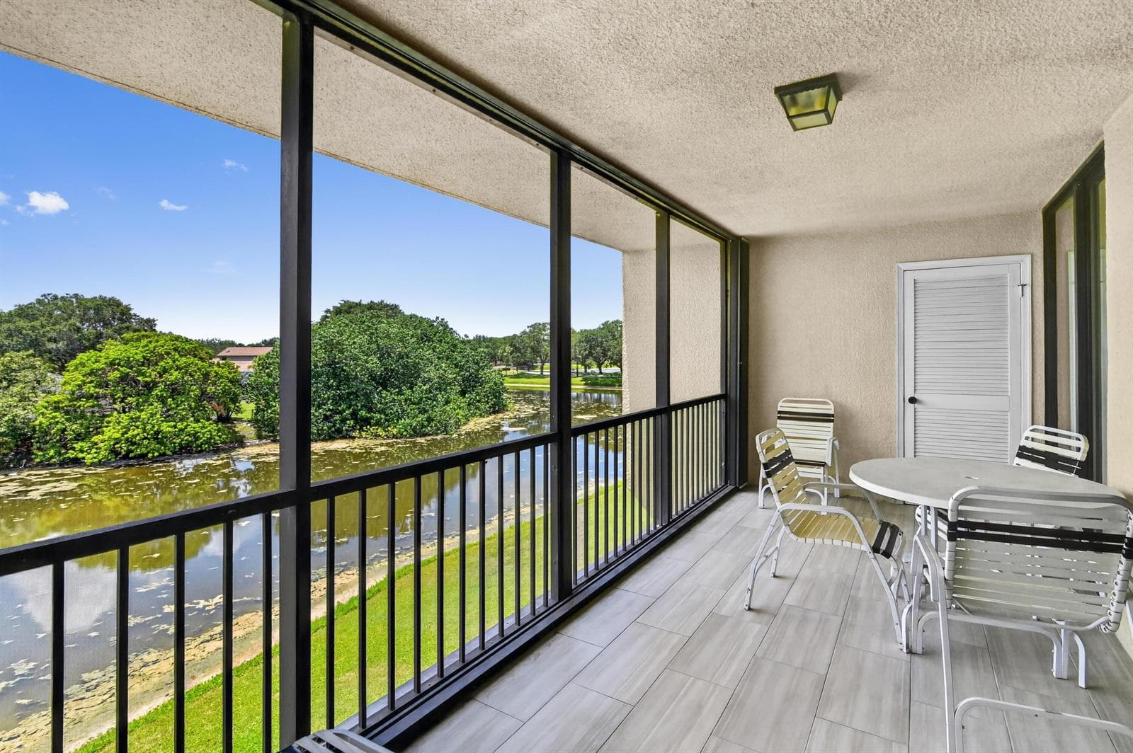 32 Balcony 03