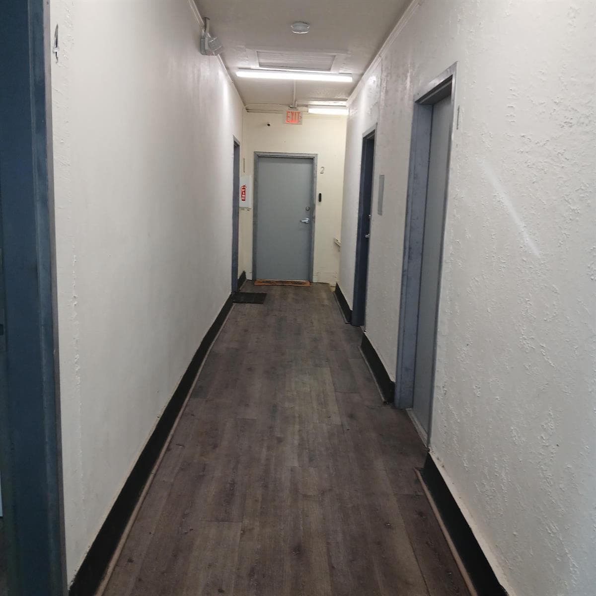 Common Hallway. Pasillo común.