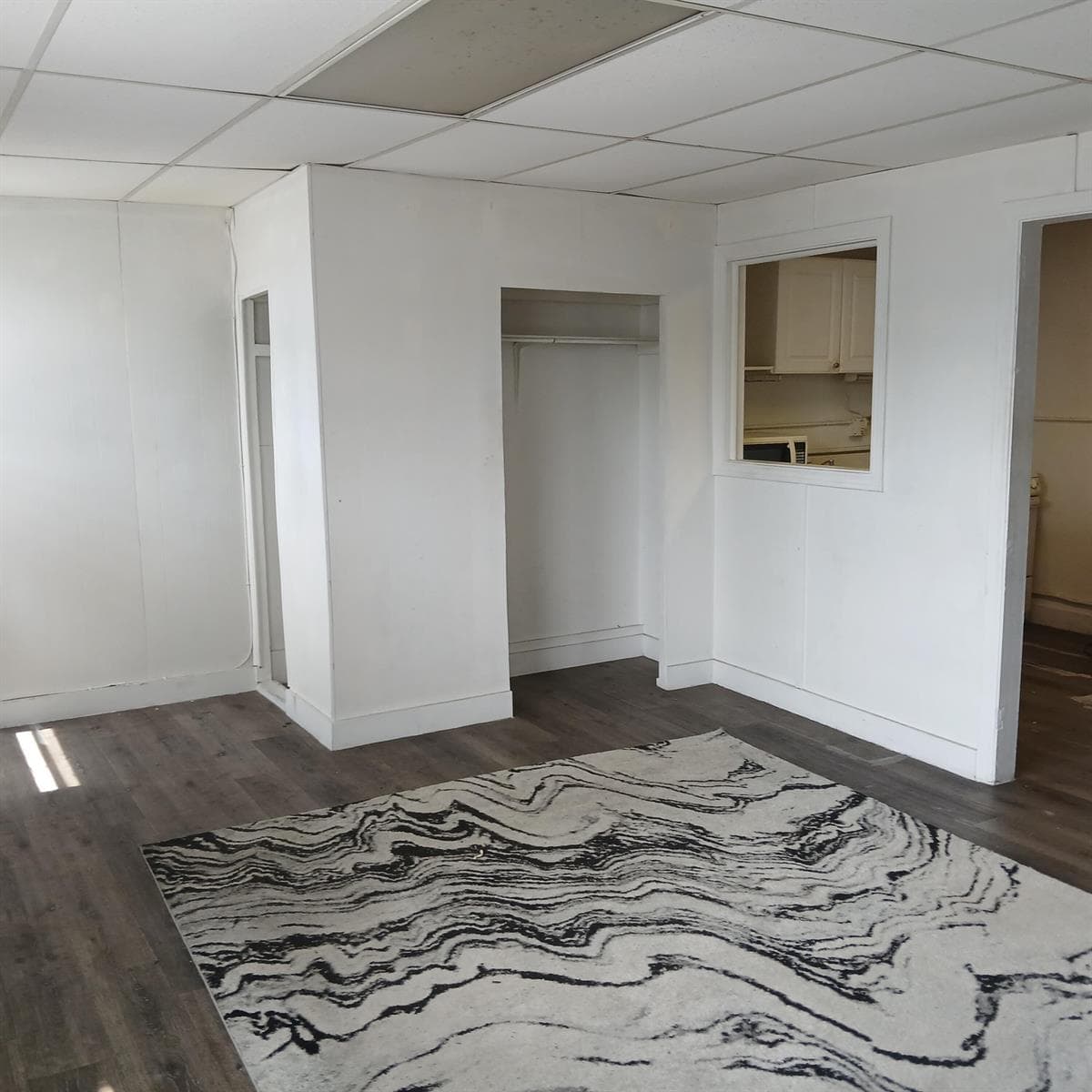 Closet space.Espacio de armario